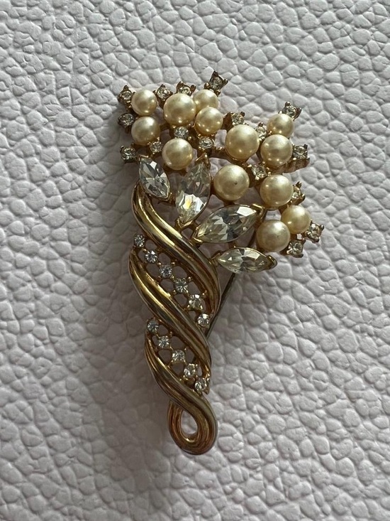 Trifari Jewelry - Vintage Trifari Alfred Philippe 1952 Pat. Pend. Faux Pearl Rhinestone Pin Brooch
